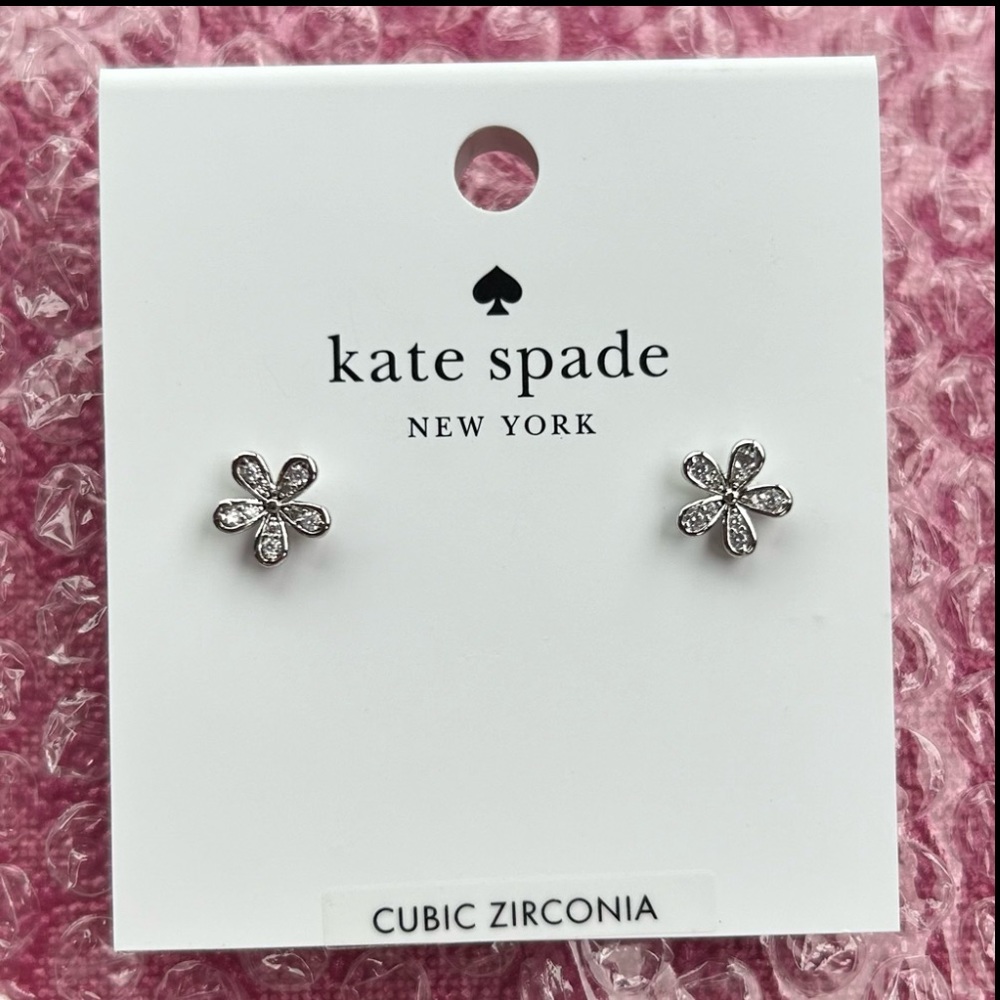 NWT KATE SPADE GLEAMING GARDENIA FLOWER STUDS EARRINGS 🤍🩶